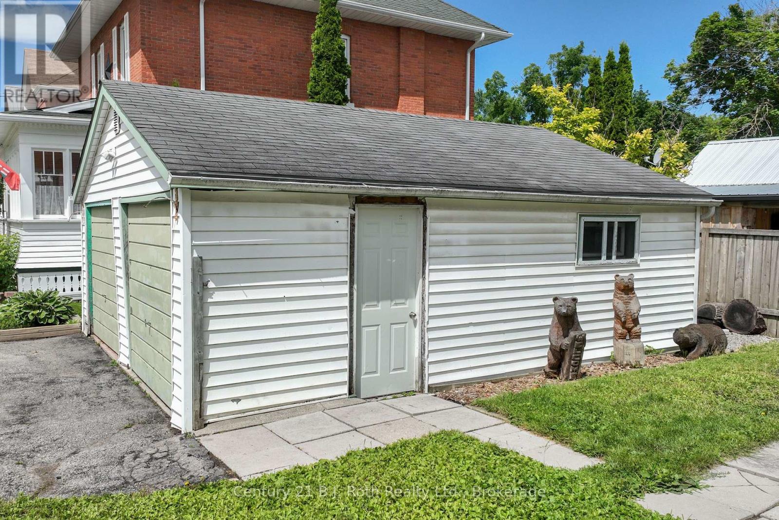 33 Sussex Street S, Kawartha Lakes, Ontario K9V 3E7 - Photo 20 - X12479495