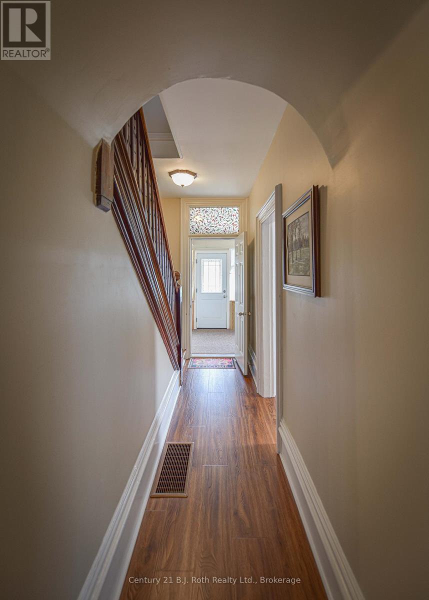 33 Sussex Street S, Kawartha Lakes, Ontario K9V 3E7 - Photo 38 - X12479495