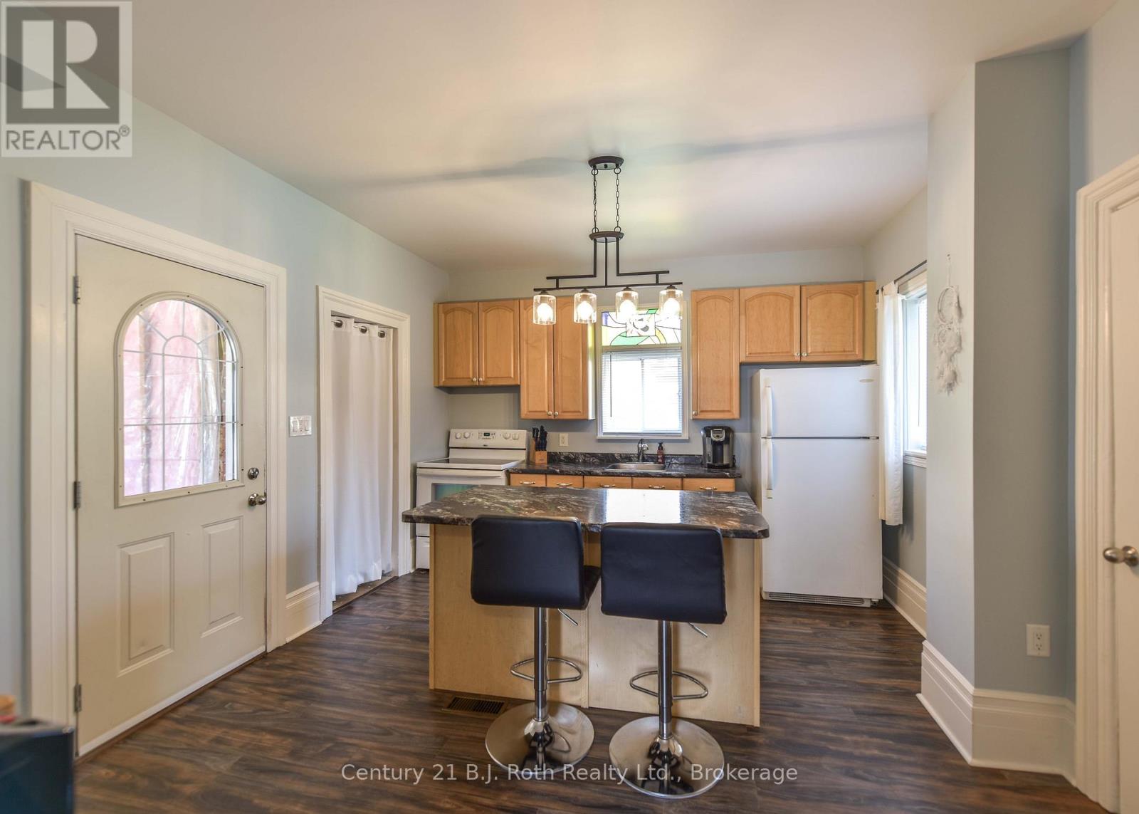 33 Sussex Street S, Kawartha Lakes, Ontario K9V 3E7 - Photo 35 - X12479495