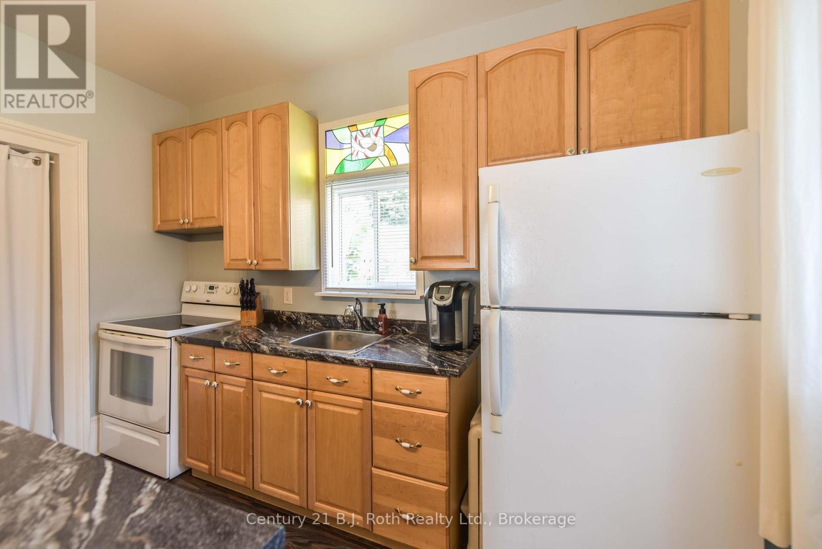 33 Sussex Street S, Kawartha Lakes, Ontario K9V 3E7 - Photo 37 - X12479495