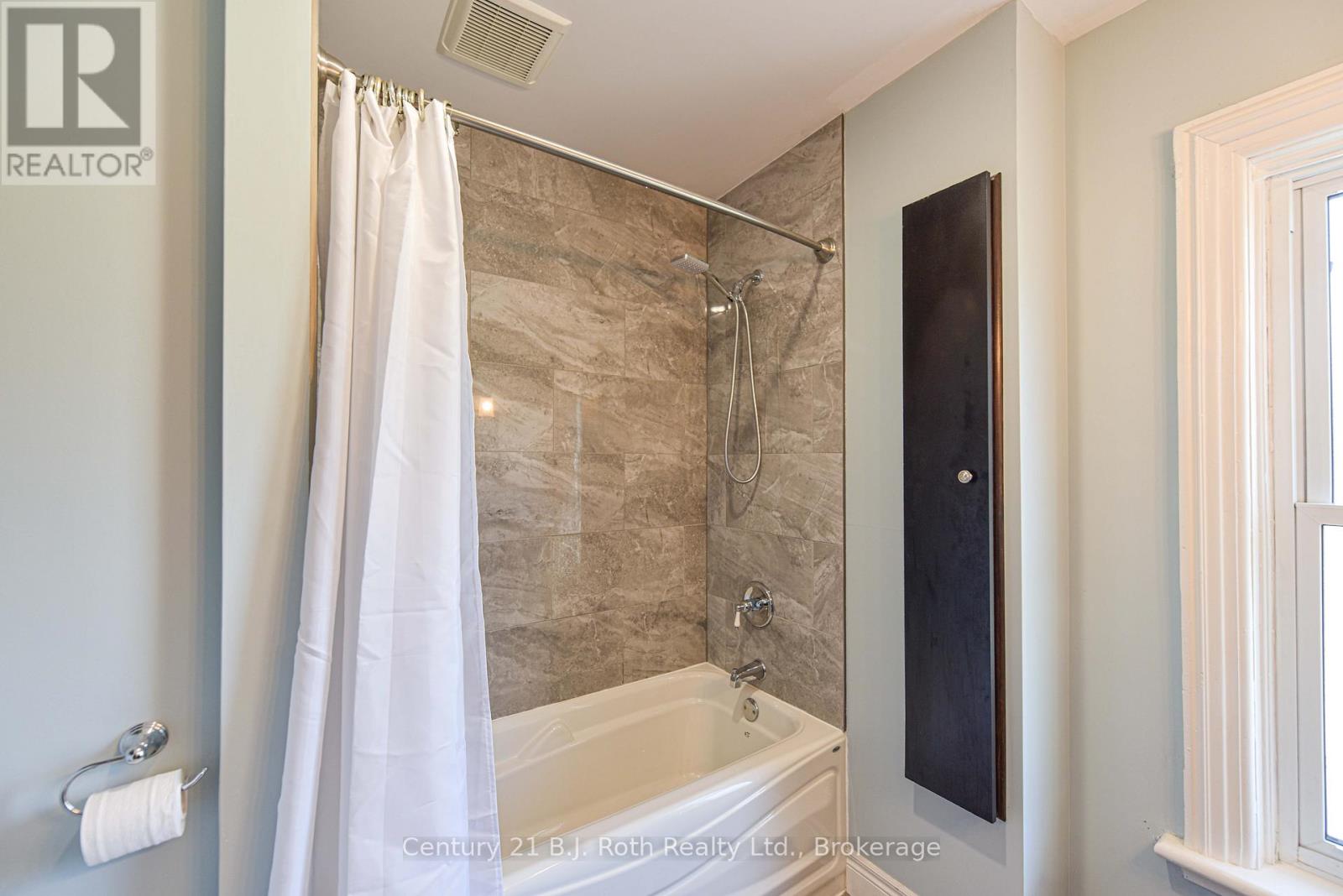 33 Sussex Street S, Kawartha Lakes, Ontario K9V 3E7 - Photo 47 - X12479495