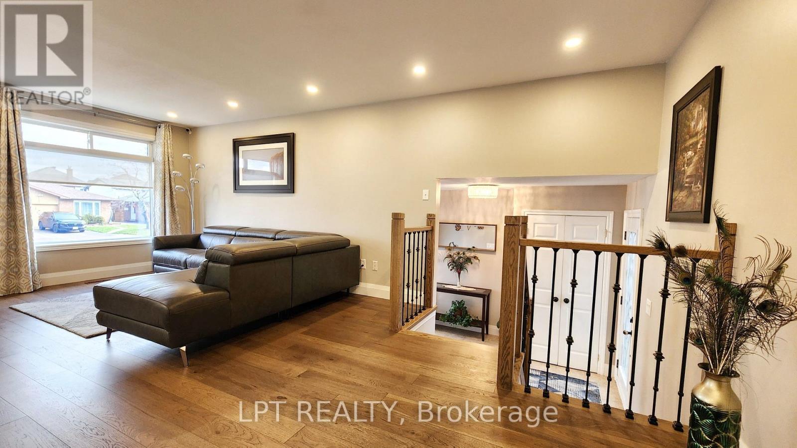 48 Maplehurst Crescent, Barrie, Ontario  L4M 4X2 - Photo 6 - S12549796