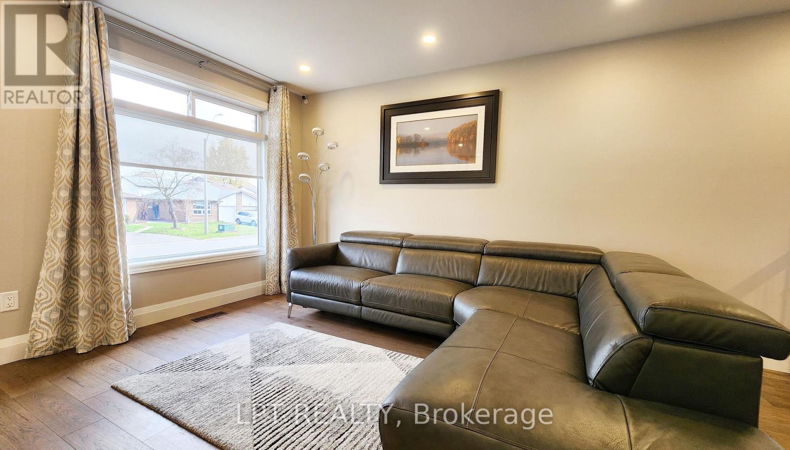 48 Maplehurst Crescent, Barrie, Ontario  L4M 4X2 - Photo 7 - S12549796