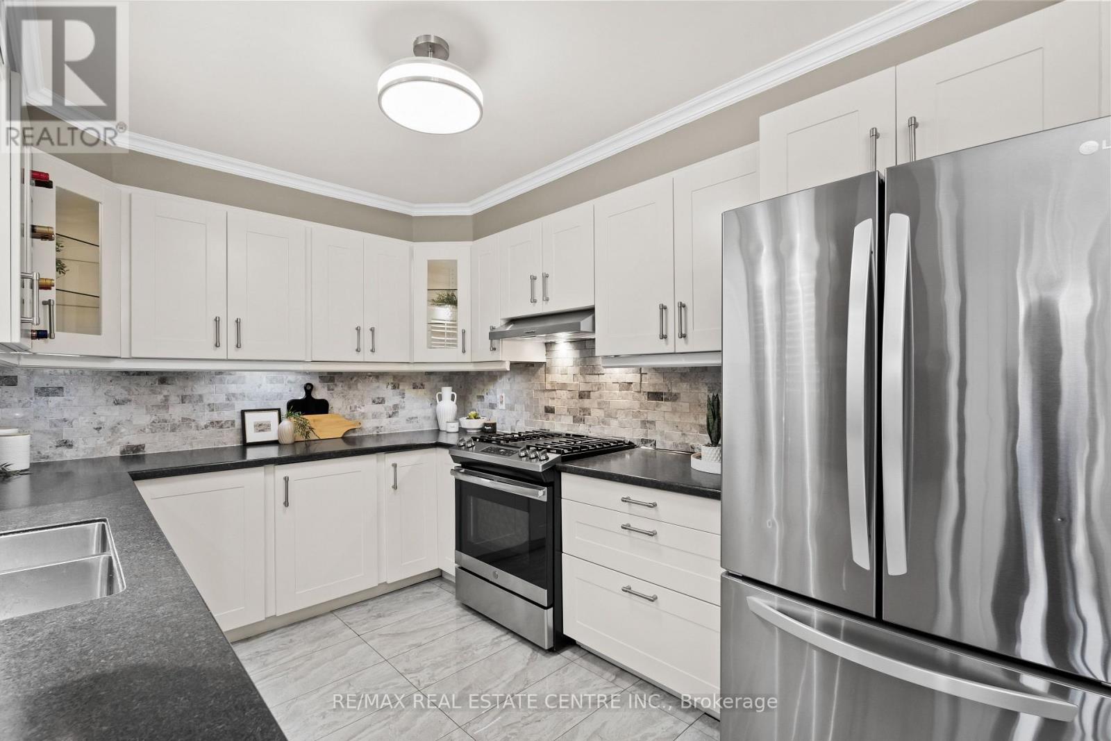 20 Driftwood Place, Hamilton, Ontario  L8J 2N7 - Photo 10 - X12542612