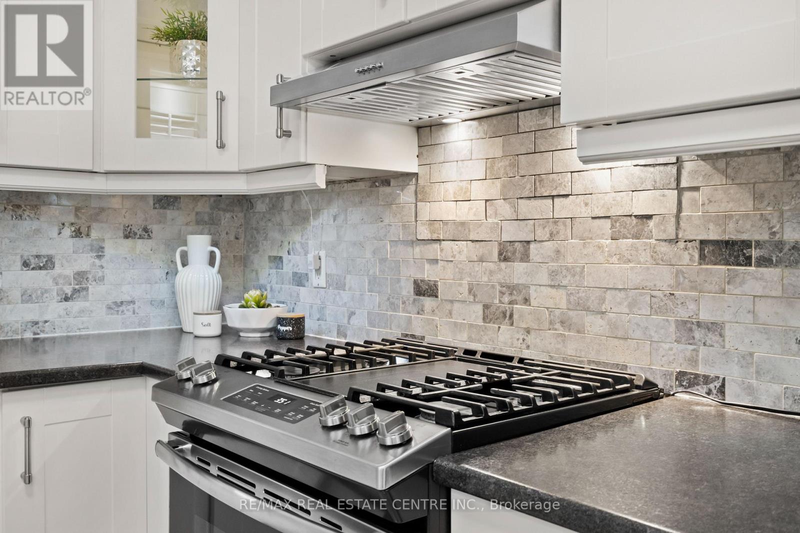 20 Driftwood Place, Hamilton, Ontario  L8J 2N7 - Photo 13 - X12542612