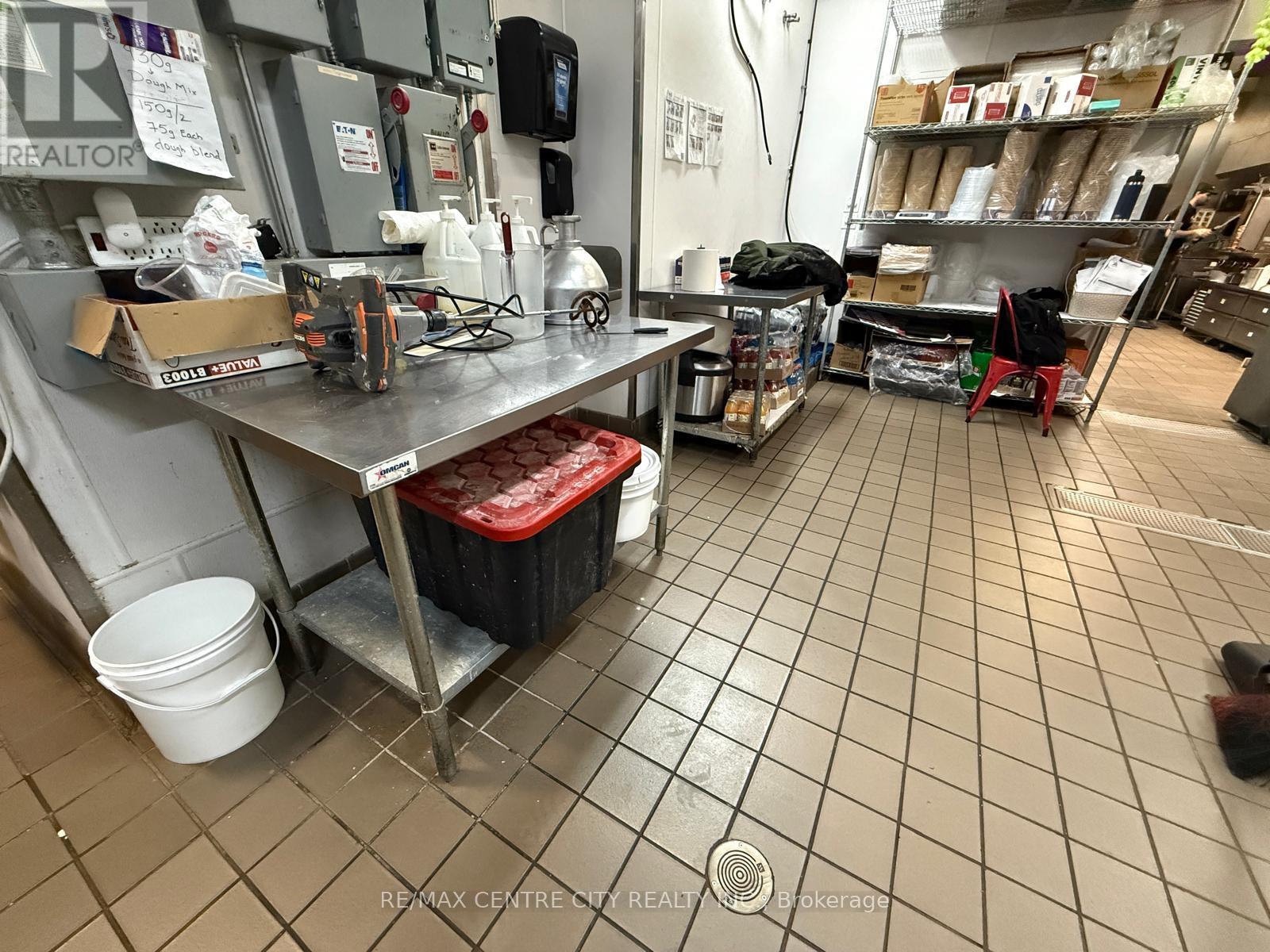 795 Wonderland Road S, London South, Ontario N6K 3C2 - Photo 2 - X12549754