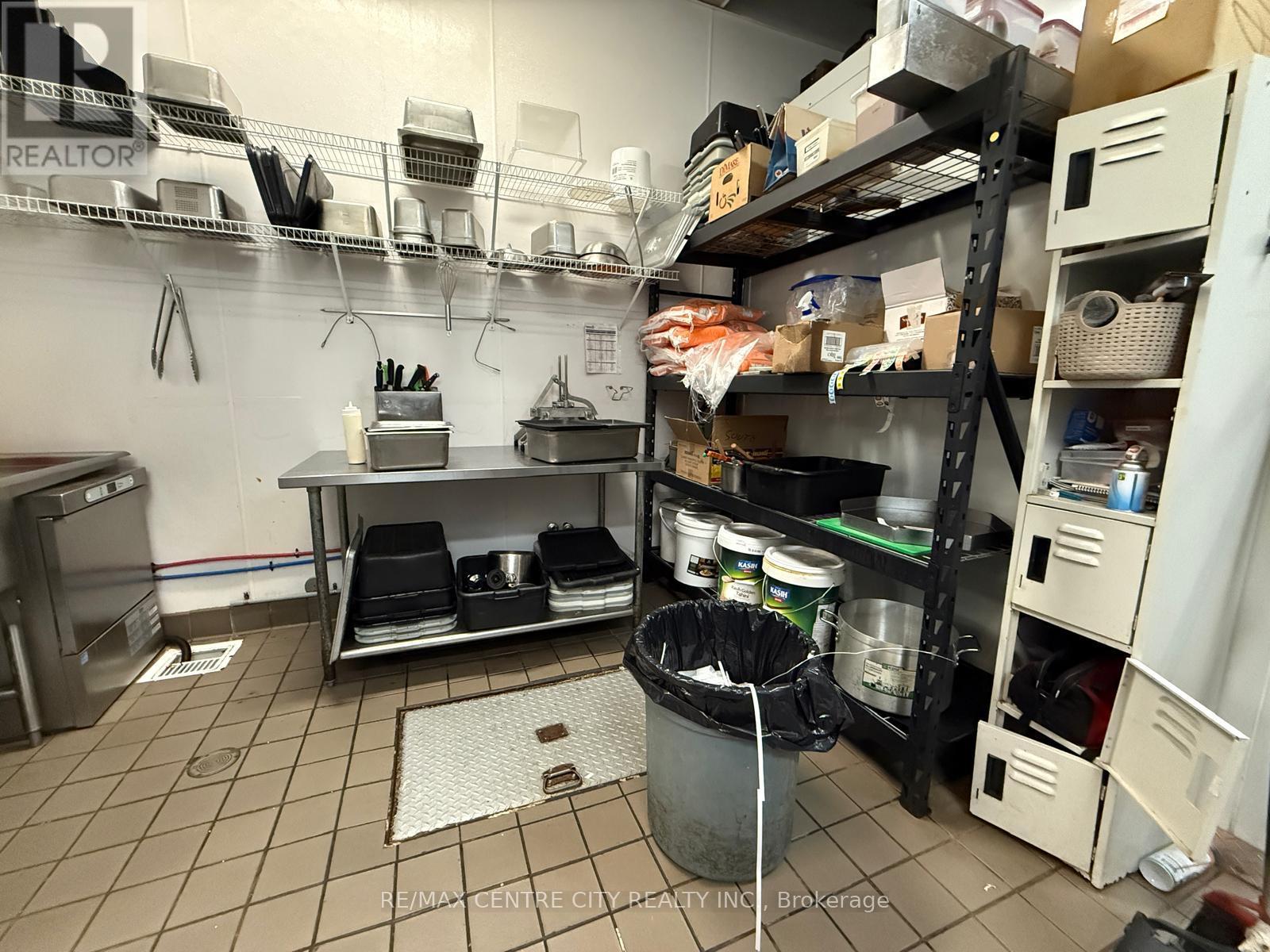 795 Wonderland Road S, London South, Ontario N6K 3C2 - Photo 3 - X12549754