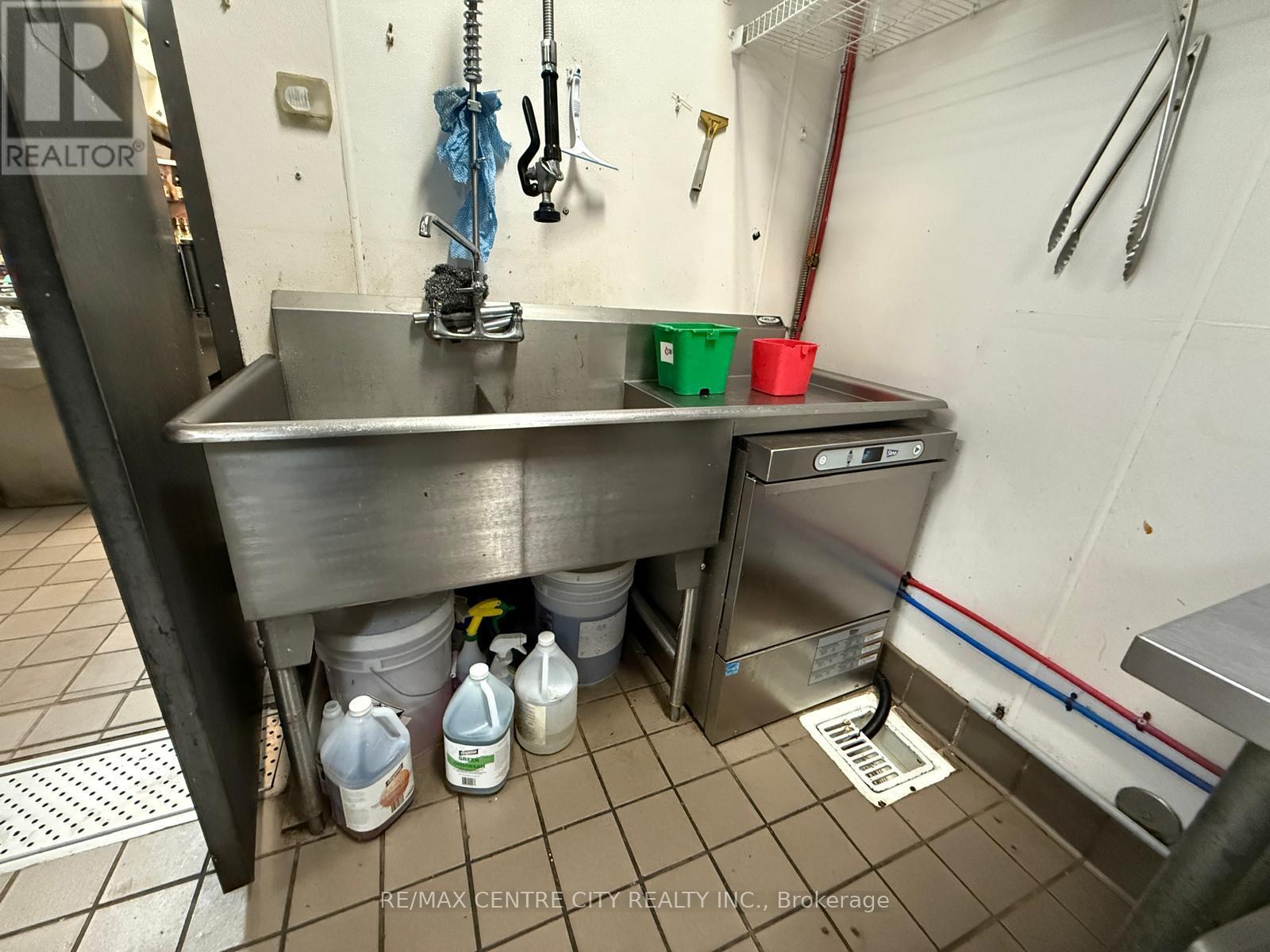 795 Wonderland Road S, London South, Ontario N6K 3C2 - Photo 4 - X12549754