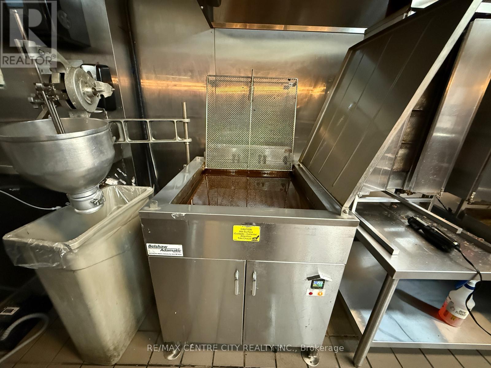 795 Wonderland Road S, London South, Ontario N6K 3C2 - Photo 8 - X12549754