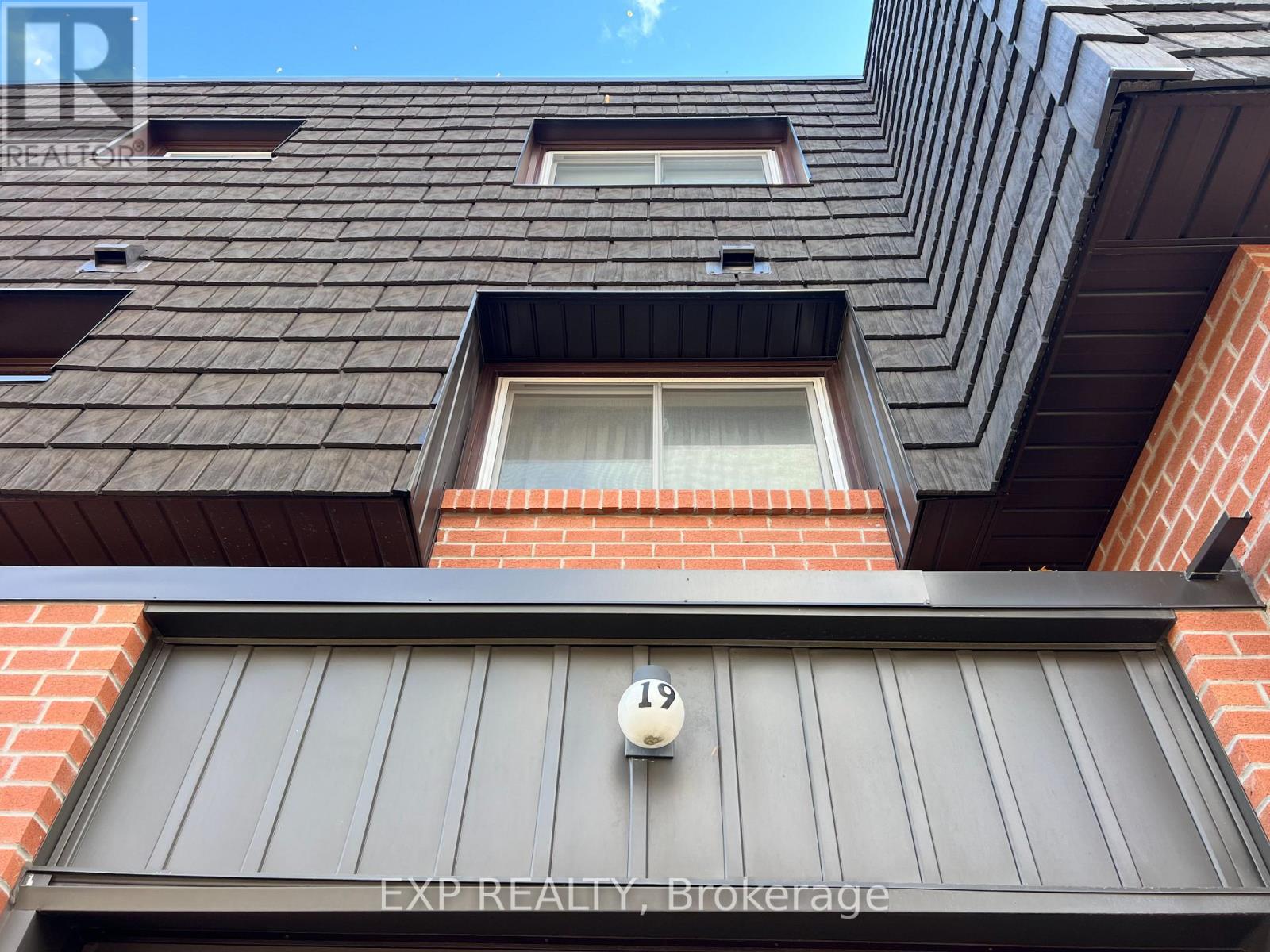 19 Darras Court, Brampton, Ontario  L6T 1W7 - Photo 2 - W12549826