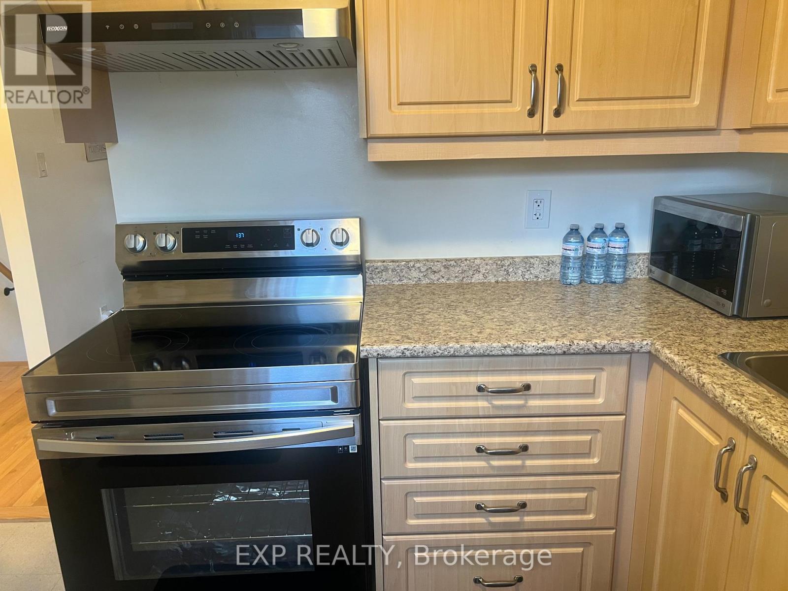 19 Darras Court, Brampton, Ontario  L6T 1W7 - Photo 3 - W12549826