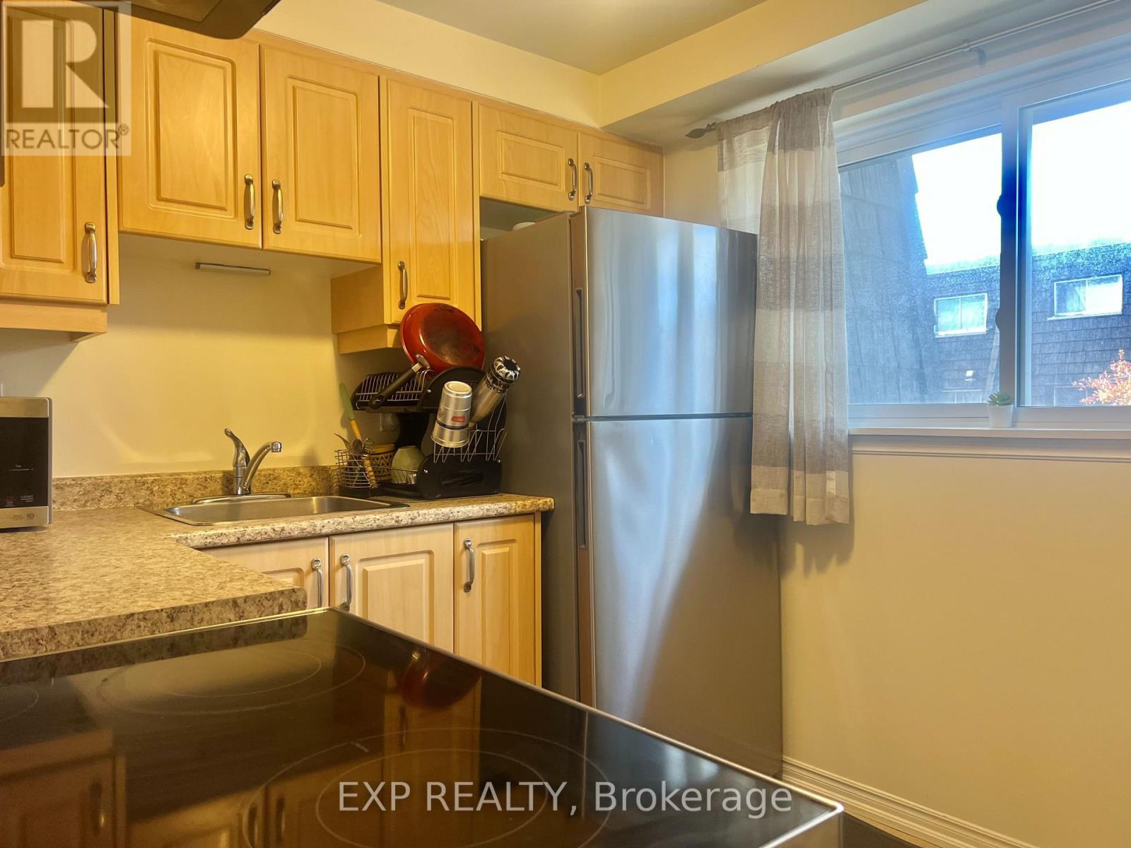 19 Darras Court, Brampton, Ontario  L6T 1W7 - Photo 4 - W12549826