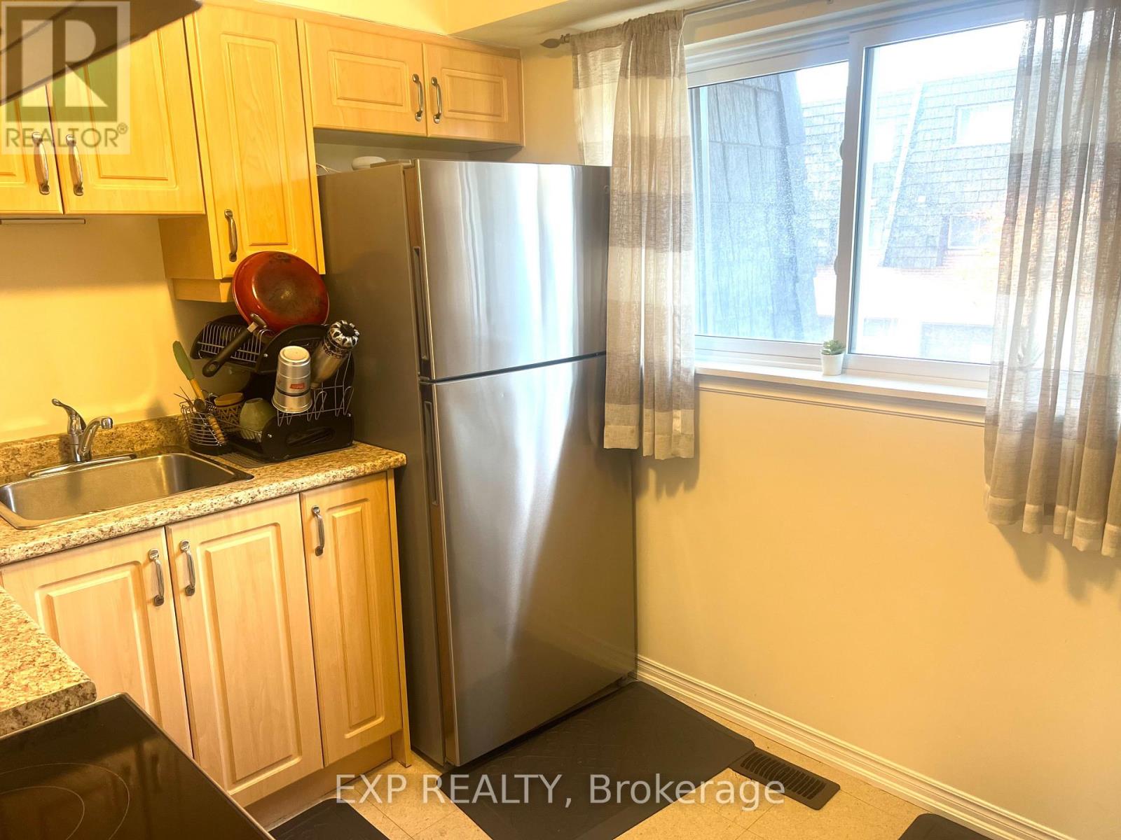 19 Darras Court, Brampton, Ontario  L6T 1W7 - Photo 7 - W12549826