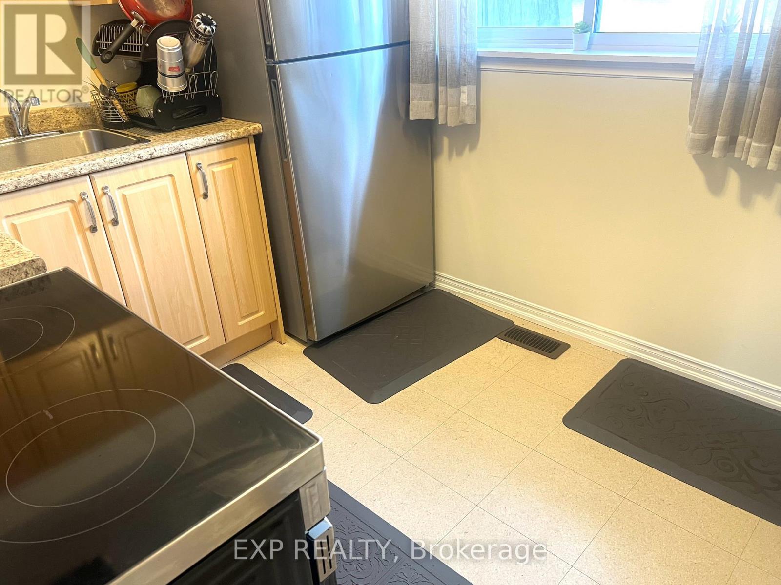 19 Darras Court, Brampton, Ontario  L6T 1W7 - Photo 8 - W12549826