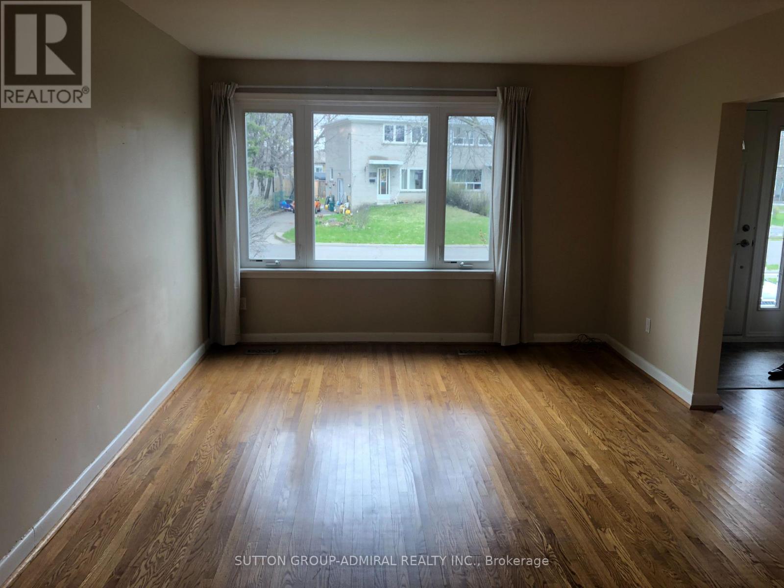 256 Mcconvey Drive, Richmond Hill, Ontario L4C 3K2 - Photo 4 - N12549848