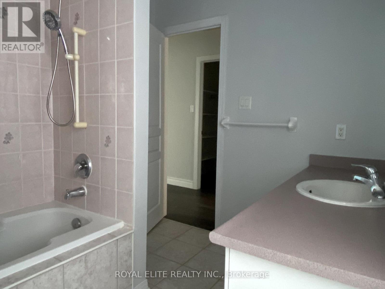 26 Starhill Crescent, Markham, Ontario L6C 2Z9 - Photo 12 - N12549860