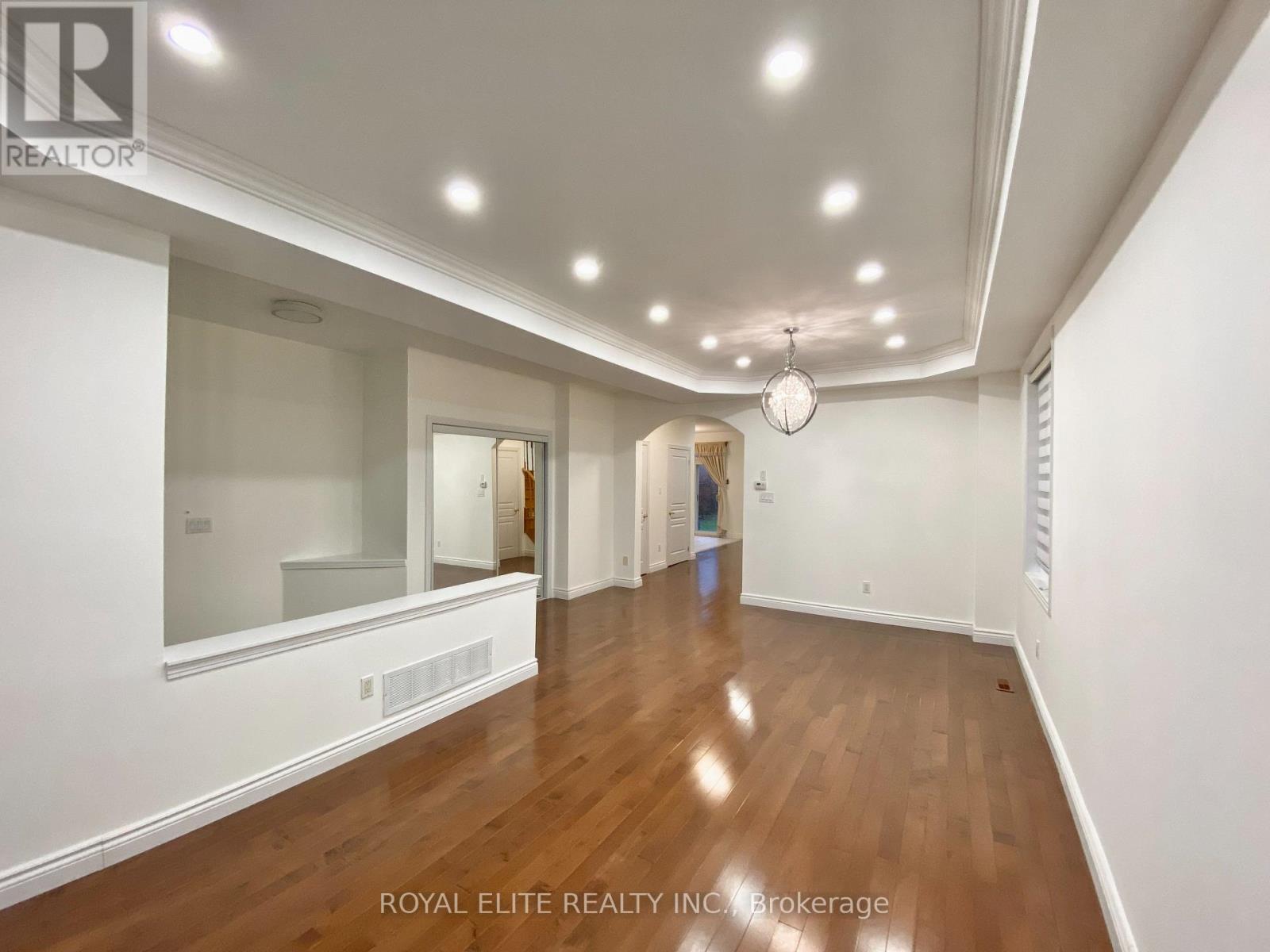 26 Starhill Crescent, Markham, Ontario L6C 2Z9 - Photo 4 - N12549860