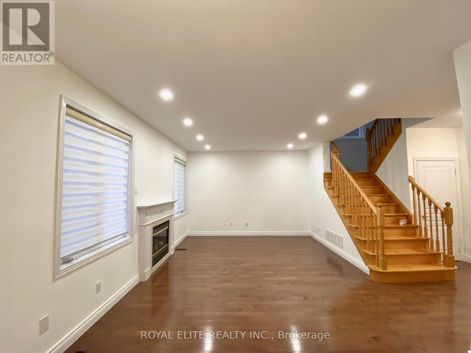 26 Starhill Crescent, Markham, Ontario L6C 2Z9 - Photo 5 - N12549860