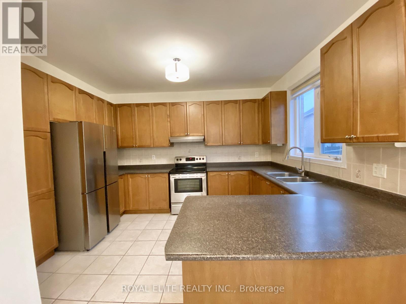26 Starhill Crescent, Markham, Ontario L6C 2Z9 - Photo 6 - N12549860