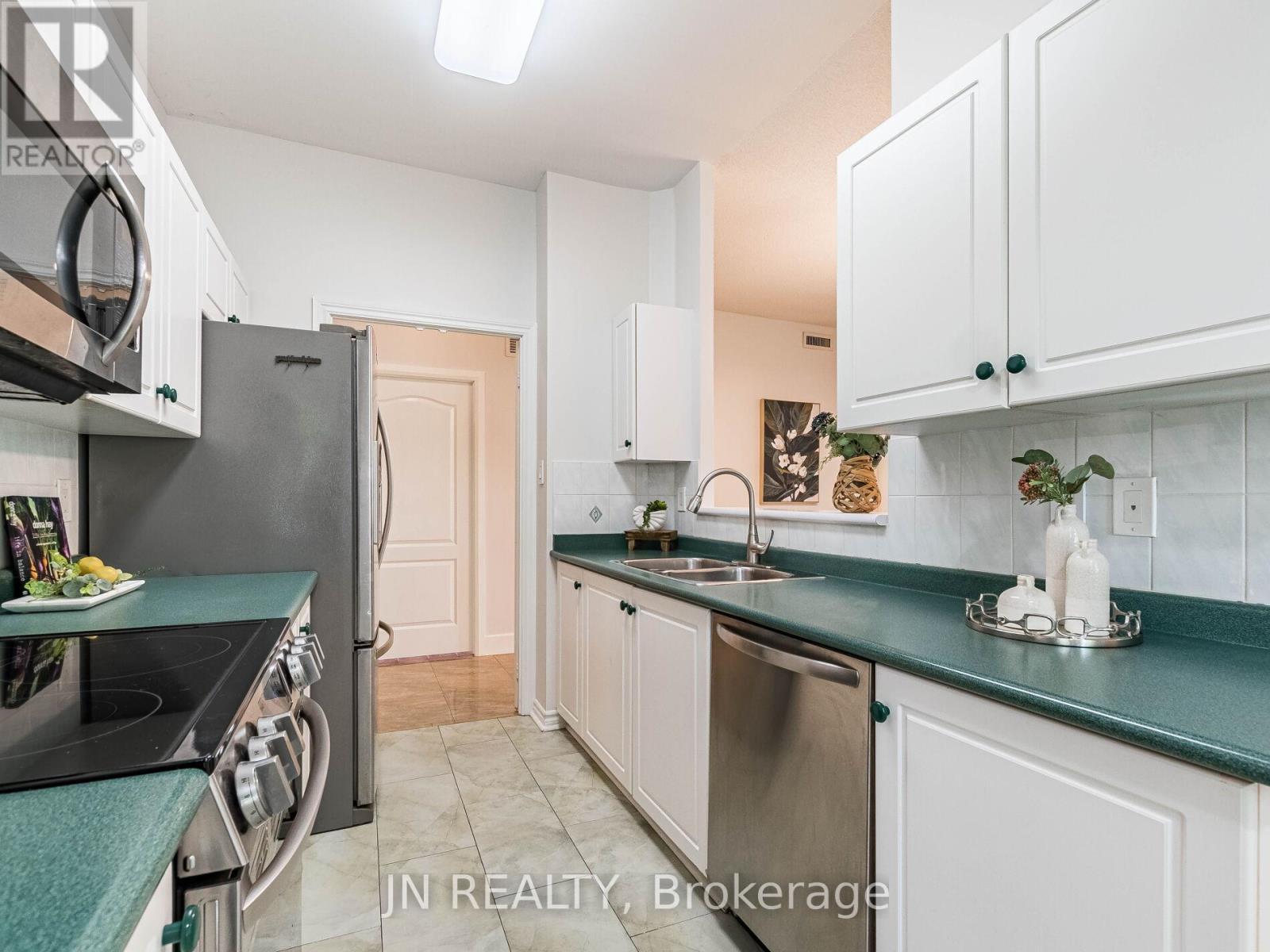 109 - 10 Dayspring Circle, Brampton, Ontario L6P 1B9 - Photo 14 - W12549858