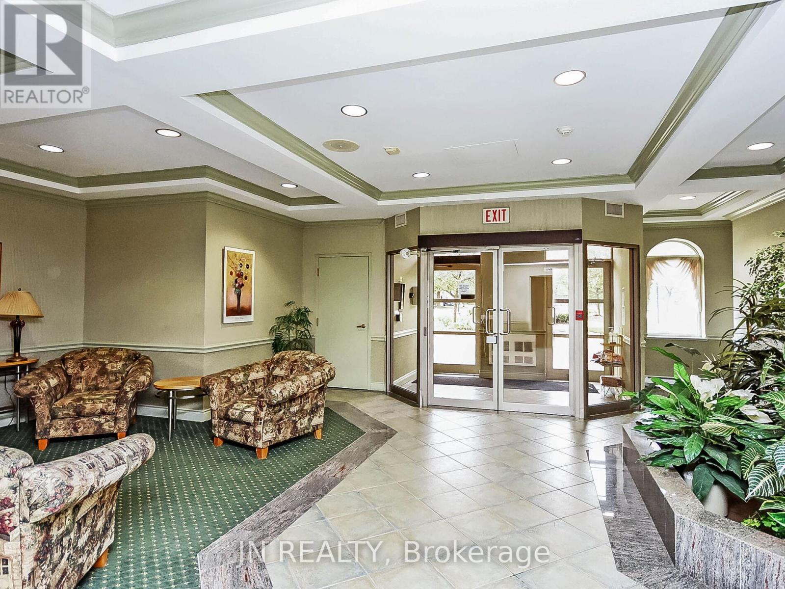 109 - 10 Dayspring Circle, Brampton, Ontario L6P 1B9 - Photo 4 - W12549858