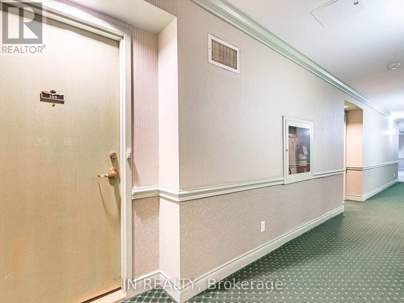 109 - 10 Dayspring Circle, Brampton, Ontario L6P 1B9 - Photo 5 - W12549858