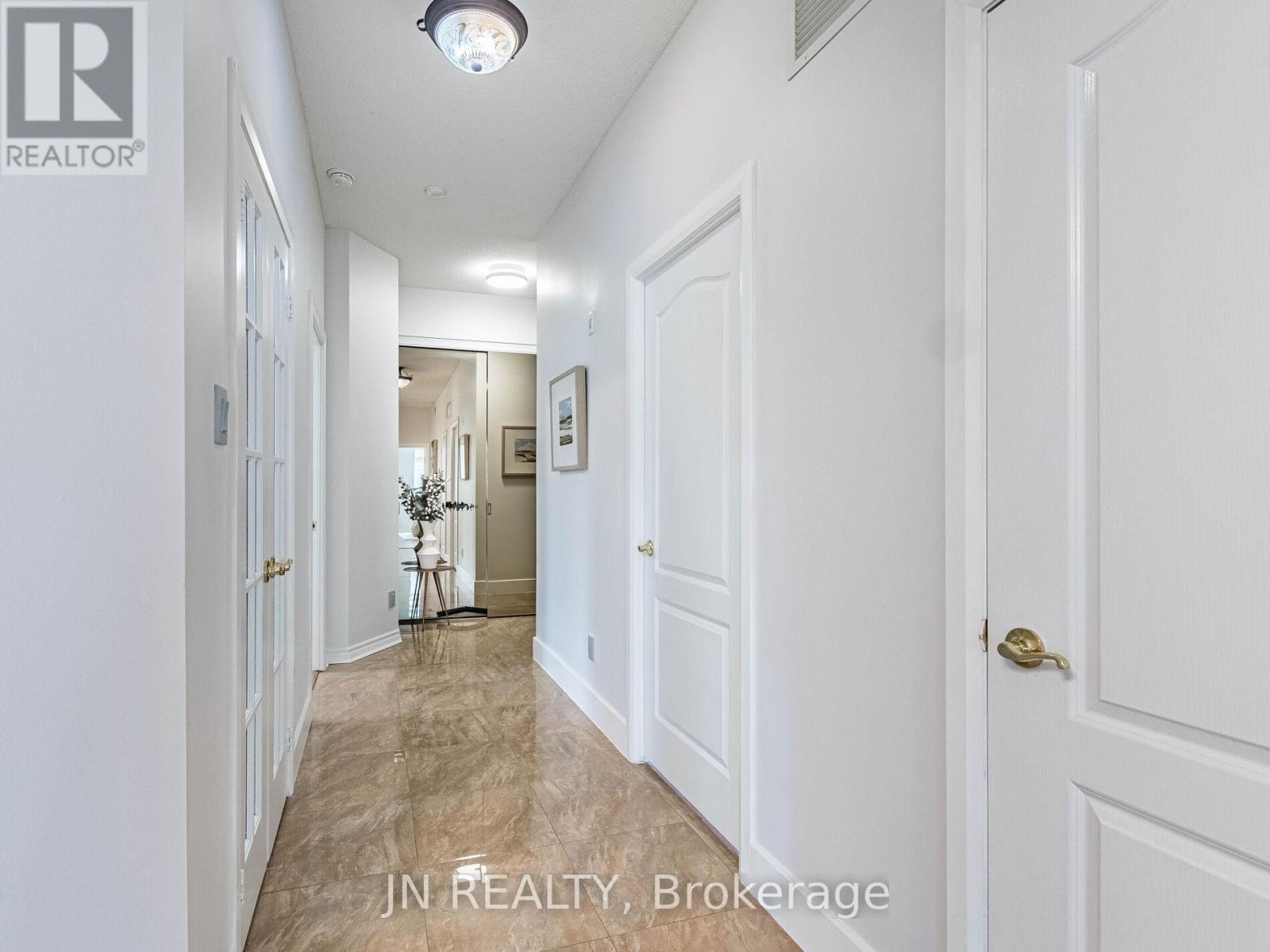 109 - 10 Dayspring Circle, Brampton, Ontario L6P 1B9 - Photo 8 - W12549858