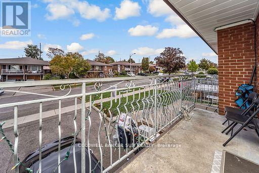 69 Songwood Drive, Toronto, Ontario  M9M 1X4 - Photo 17 - W12549932