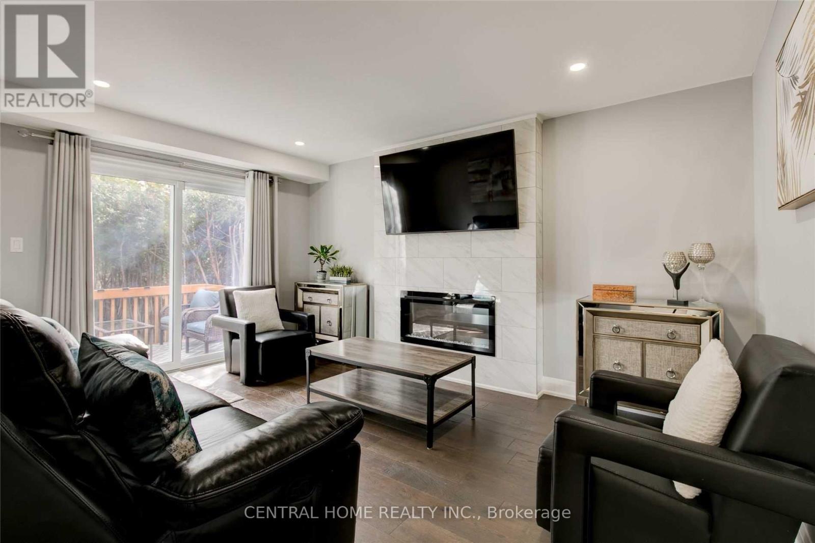 72 Eastman Crescent, Newmarket, Ontario L3Y 5S2 - Photo 3 - N12549970