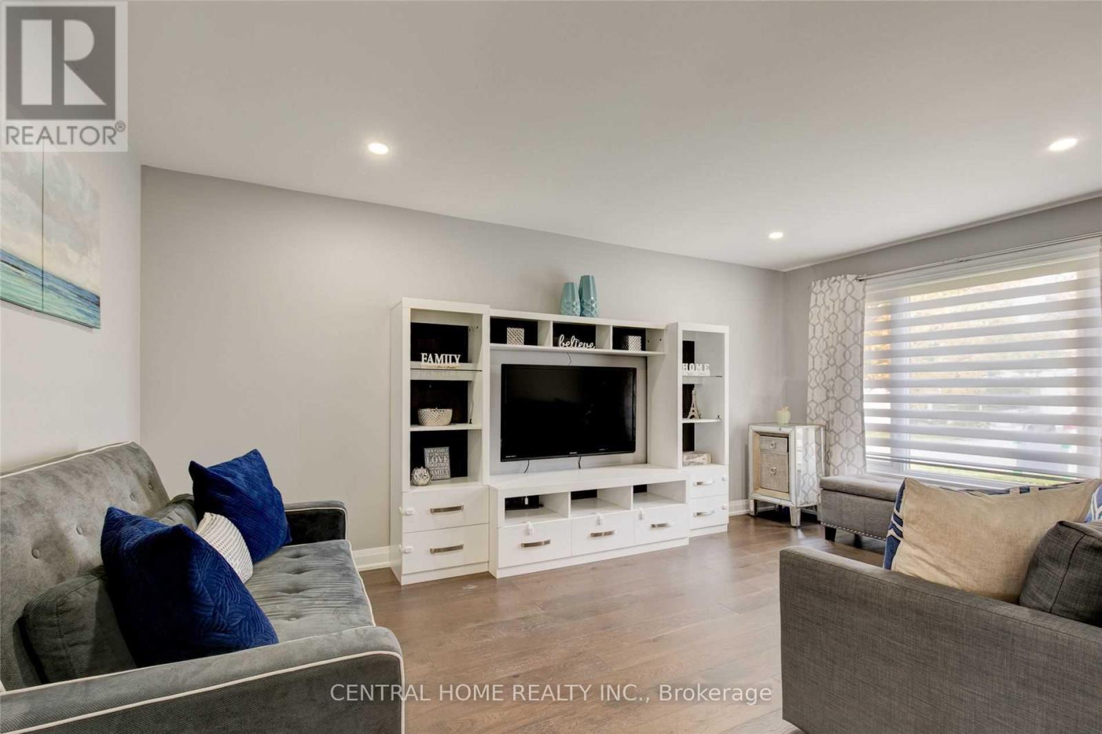 72 Eastman Crescent, Newmarket, Ontario L3Y 5S2 - Photo 4 - N12549970