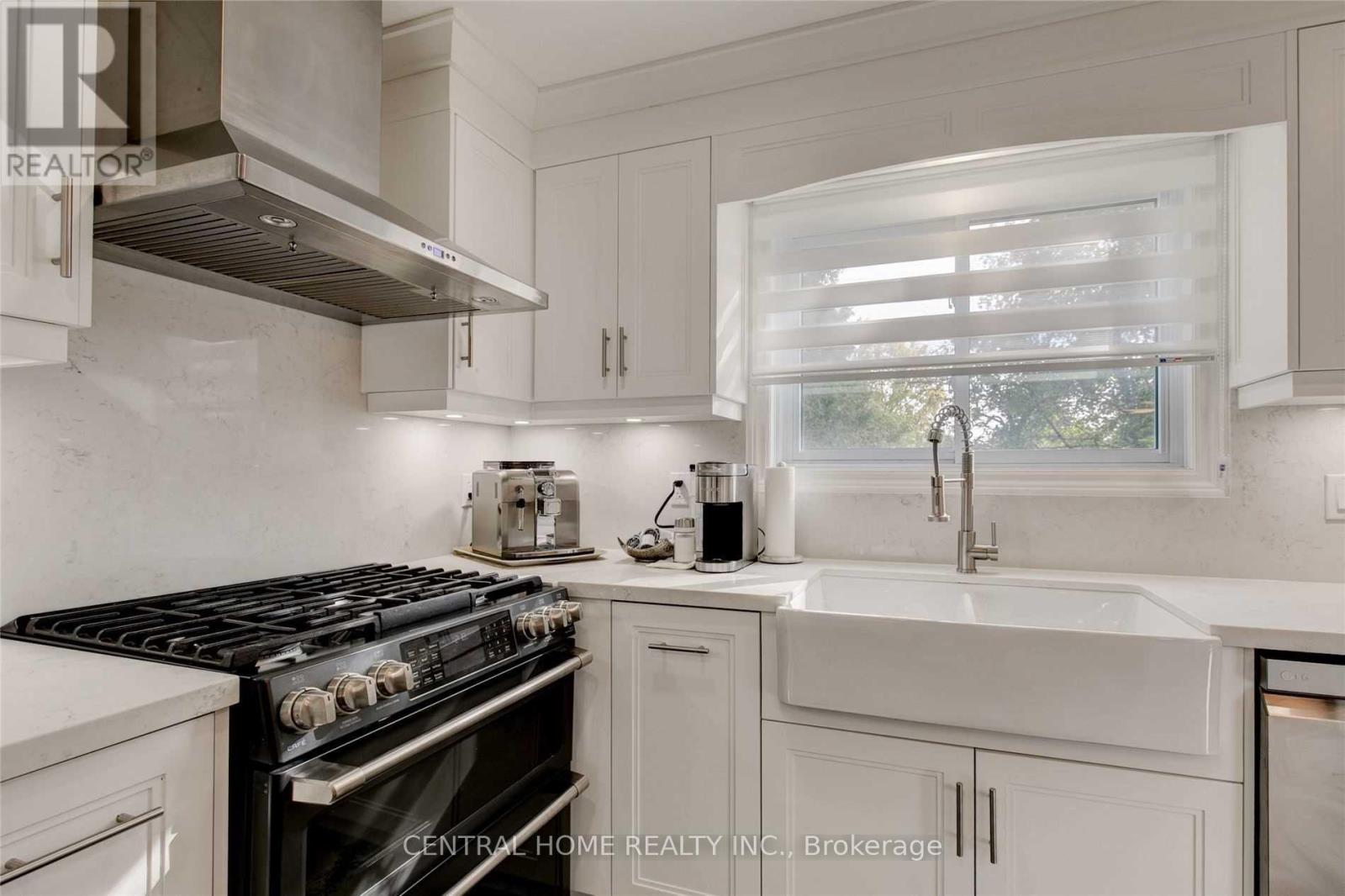 72 Eastman Crescent, Newmarket, Ontario L3Y 5S2 - Photo 5 - N12549970