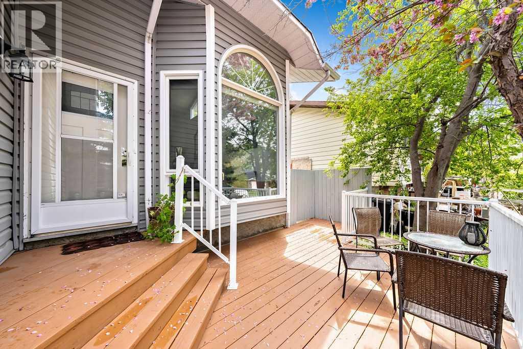 6 Castle Place, Cochrane, Alberta  T4C 1G4 - Photo 3 - A2263704