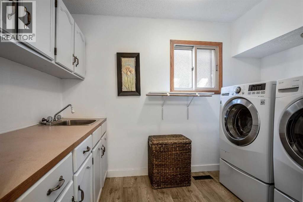 6 Castle Place, Cochrane, Alberta  T4C 1G4 - Photo 34 - A2263704