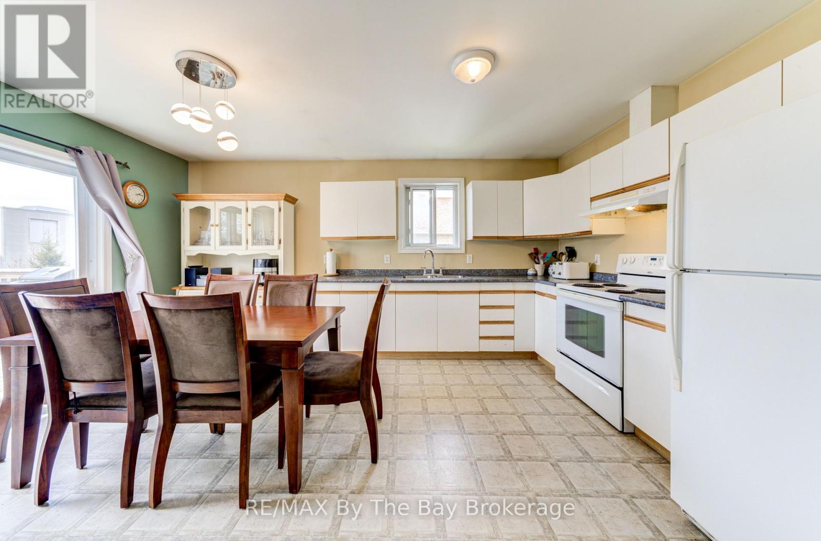 36a Meadowlark Boulevard, Wasaga Beach, Ontario L9Z 3B2 - Photo 5 - S12550032