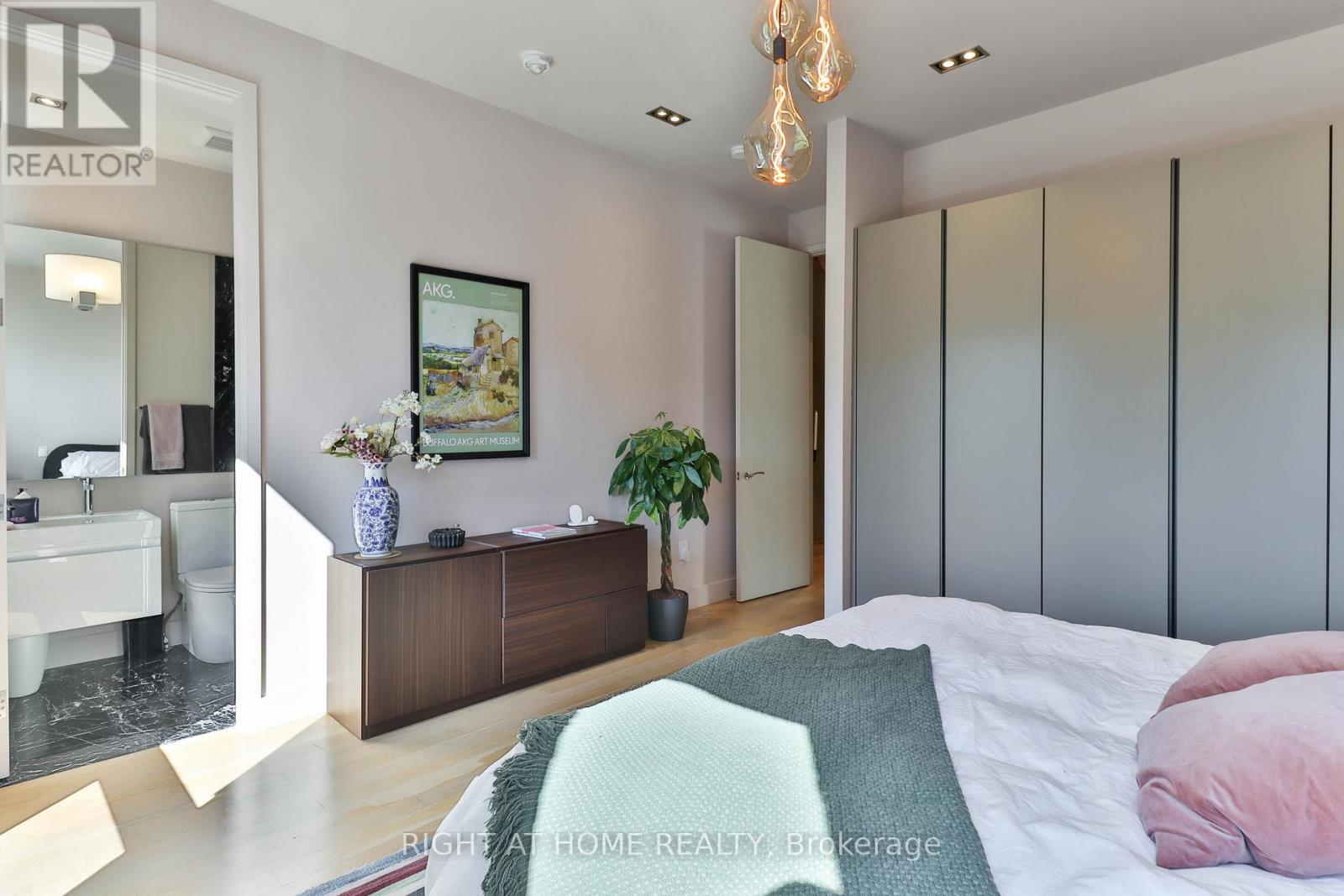 18 Mitchell Avenue, Toronto, Ontario  M6J 1B9 - Photo 8 - C12550016