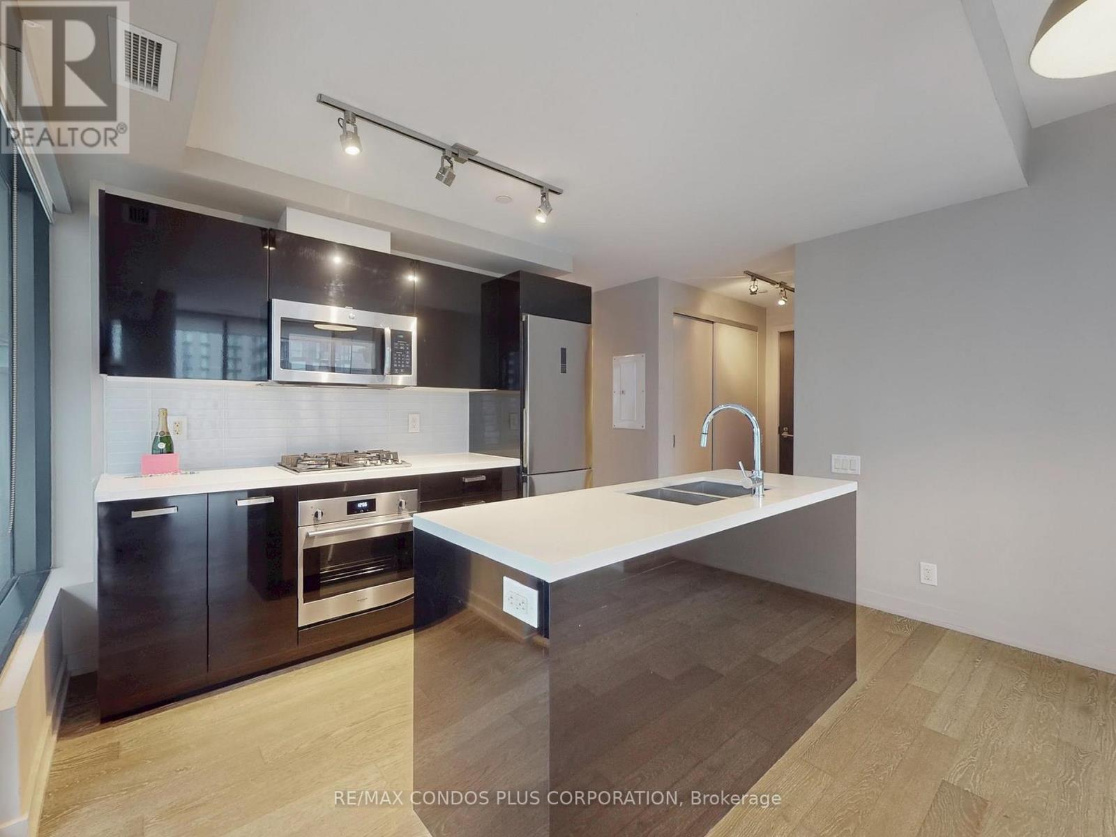 1807 - 11 Charlotte Street, Toronto, Ontario  M5V 0M6 - Photo 15 - C12550044