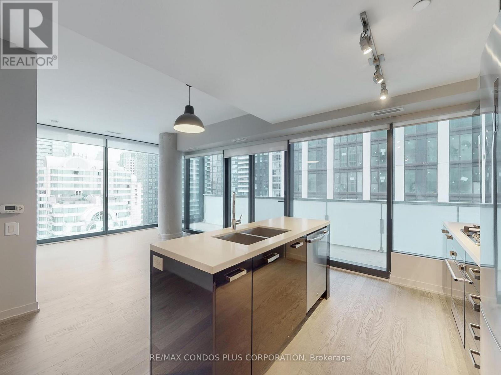1807 - 11 Charlotte Street, Toronto, Ontario  M5V 0M6 - Photo 7 - C12550044