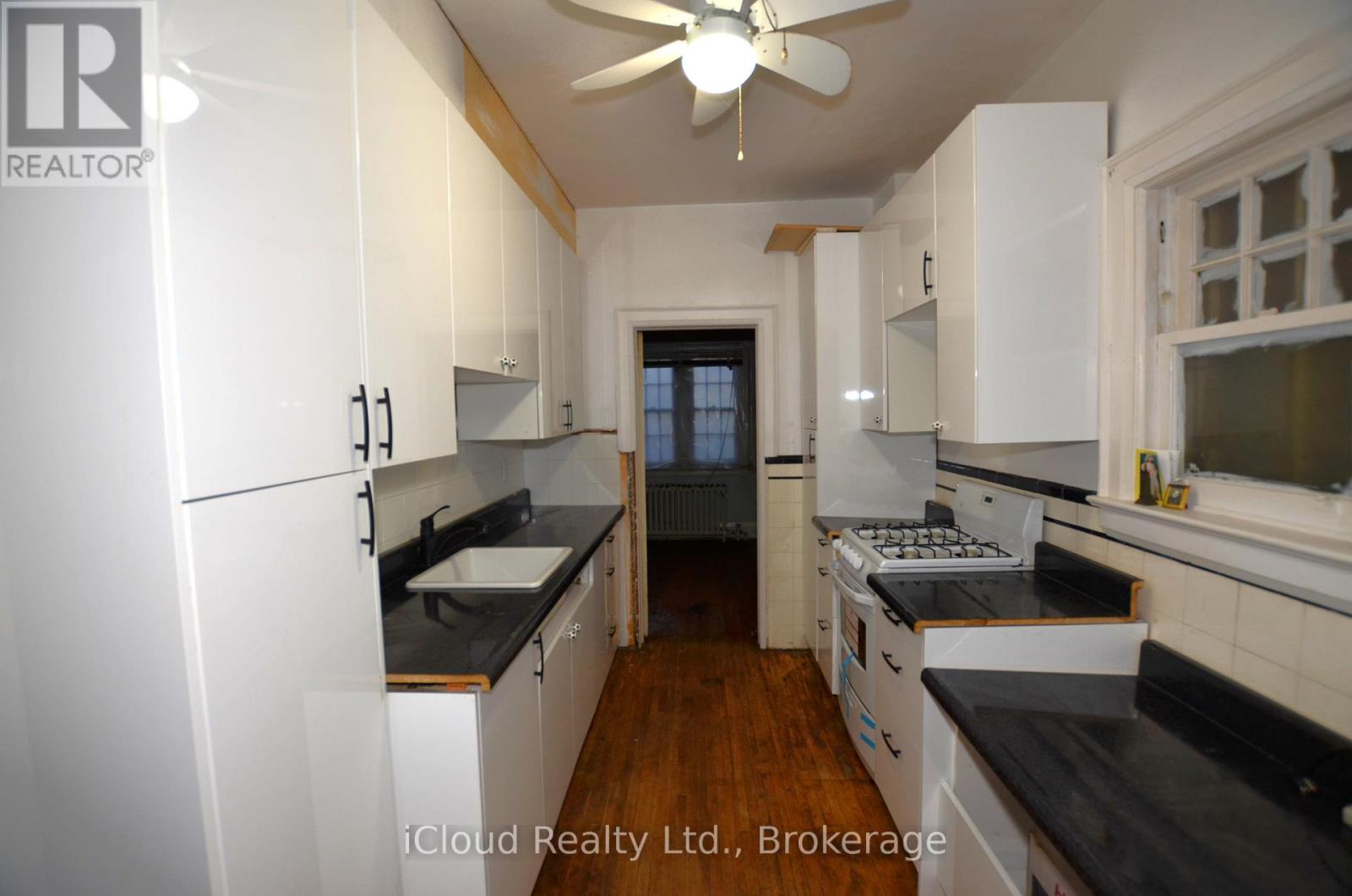 63 Ulster Street, Toronto, Ontario  M5S 1E6 - Photo 17 - C12550048