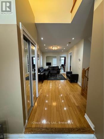 866 Khan Crescent, Mississauga, Ontario  L5V 2R4 - Photo 3 - W12550000