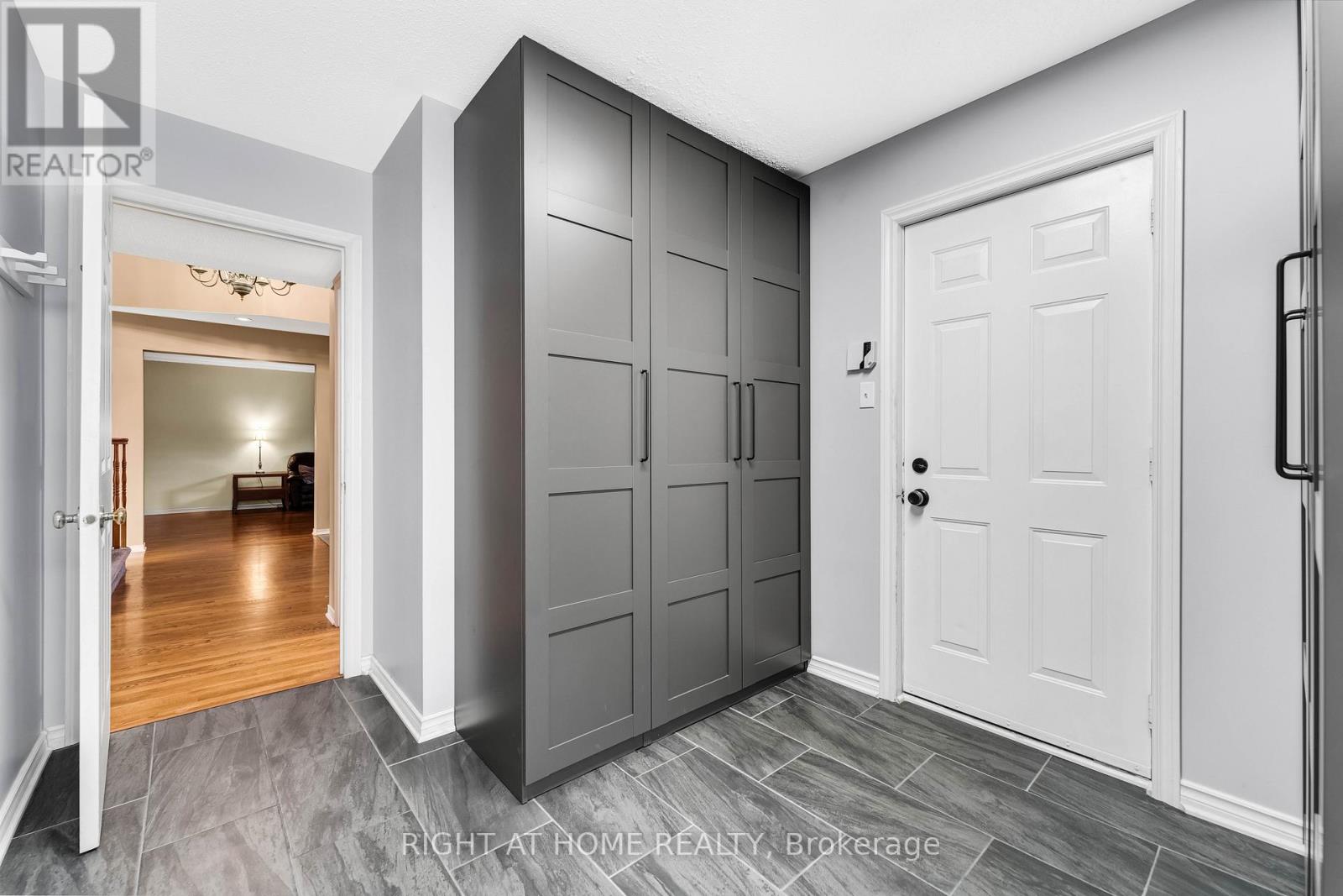 6196 Ravine Way, Ottawa, Ontario  K1C 2W4 - Photo 10 - X12550102