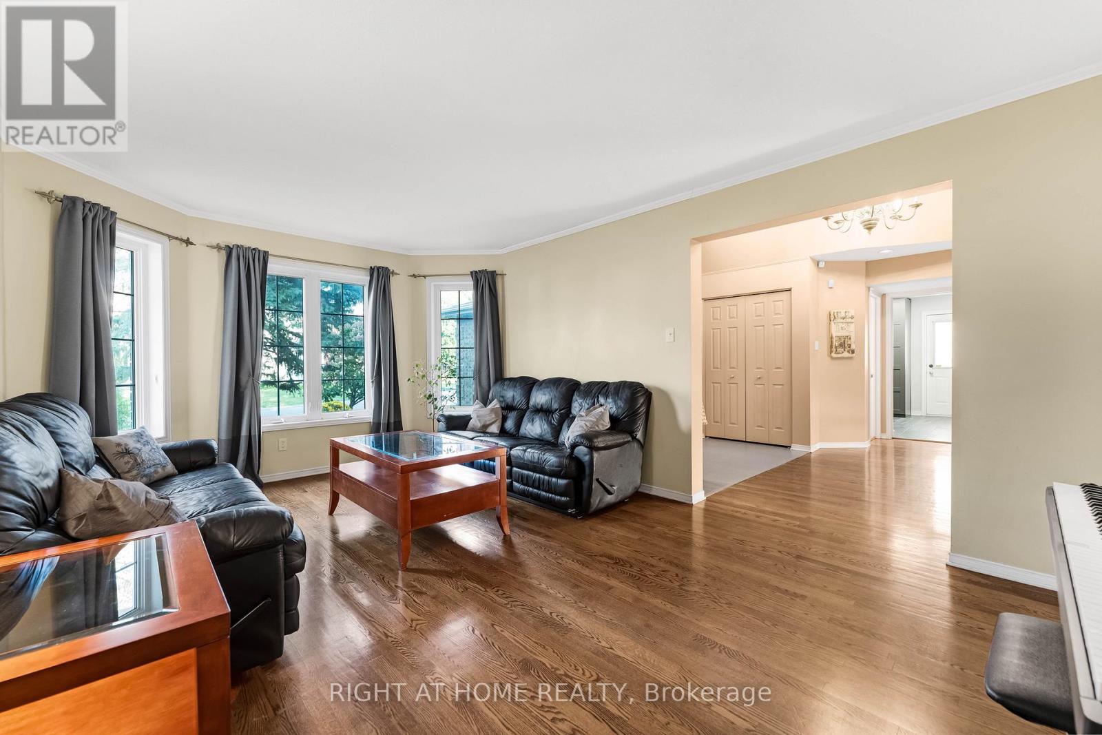 6196 Ravine Way, Ottawa, Ontario  K1C 2W4 - Photo 8 - X12550102