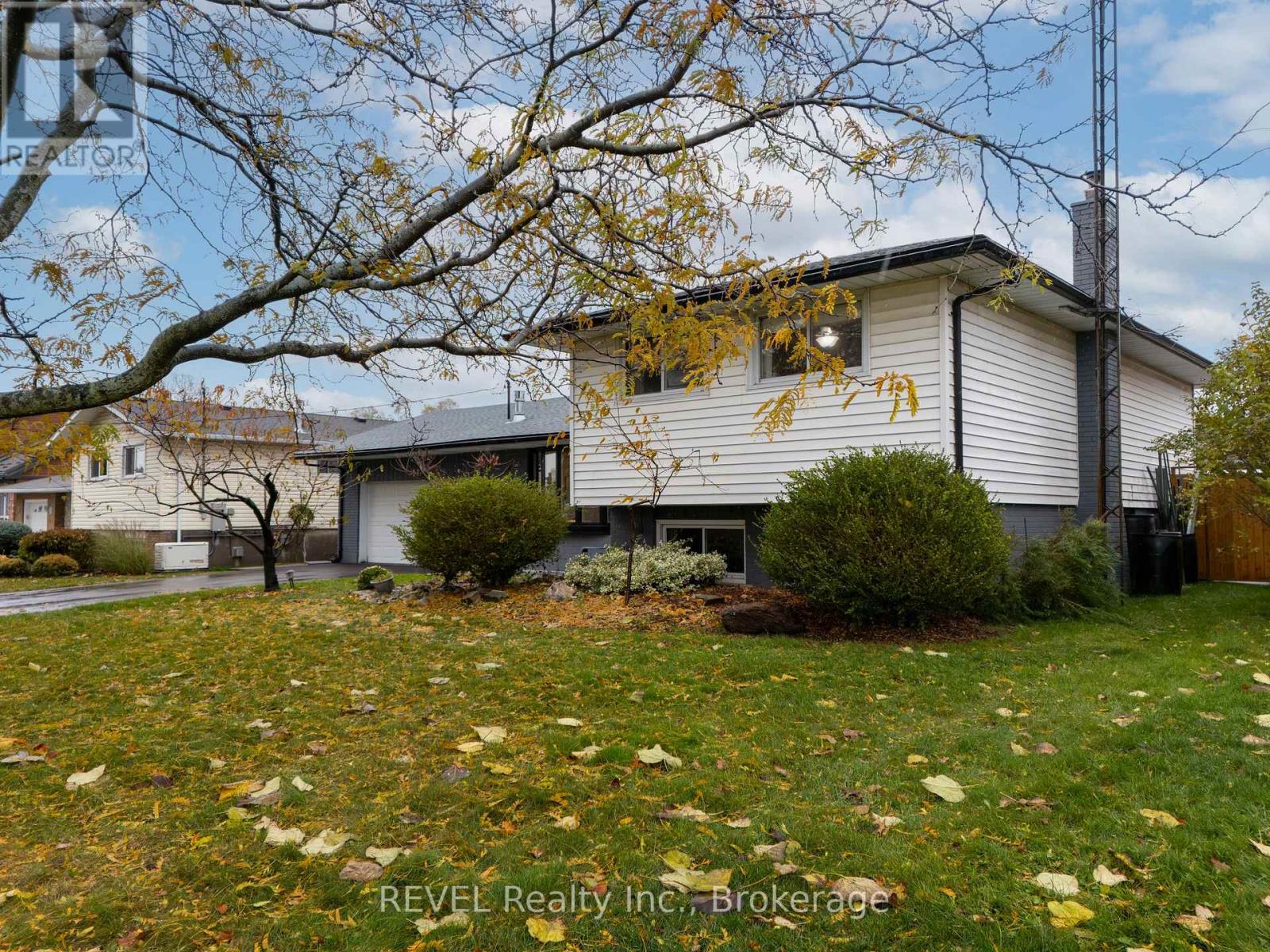 11 Lindbergh Drive, Fort Erie, Ontario L2A 2Z5 - Photo 2 - X12550066