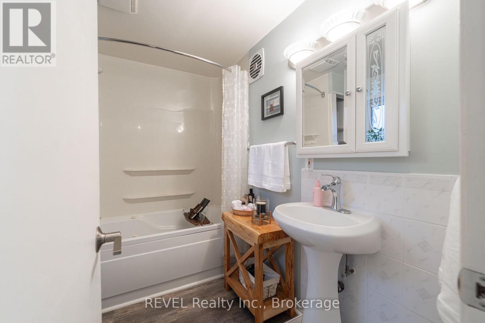 11 Lindbergh Drive, Fort Erie, Ontario L2A 2Z5 - Photo 28 - X12550066