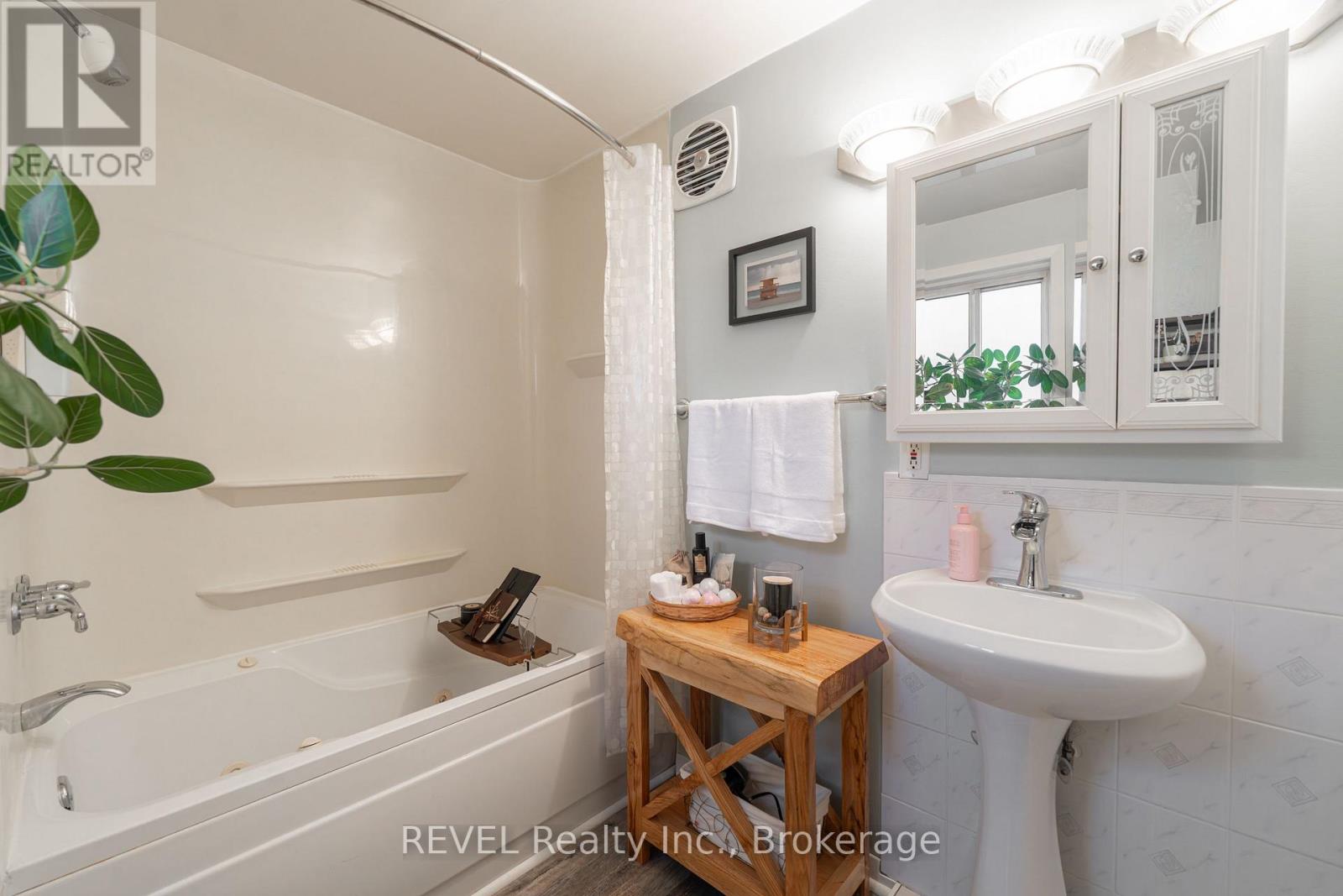 11 Lindbergh Drive, Fort Erie, Ontario L2A 2Z5 - Photo 30 - X12550066