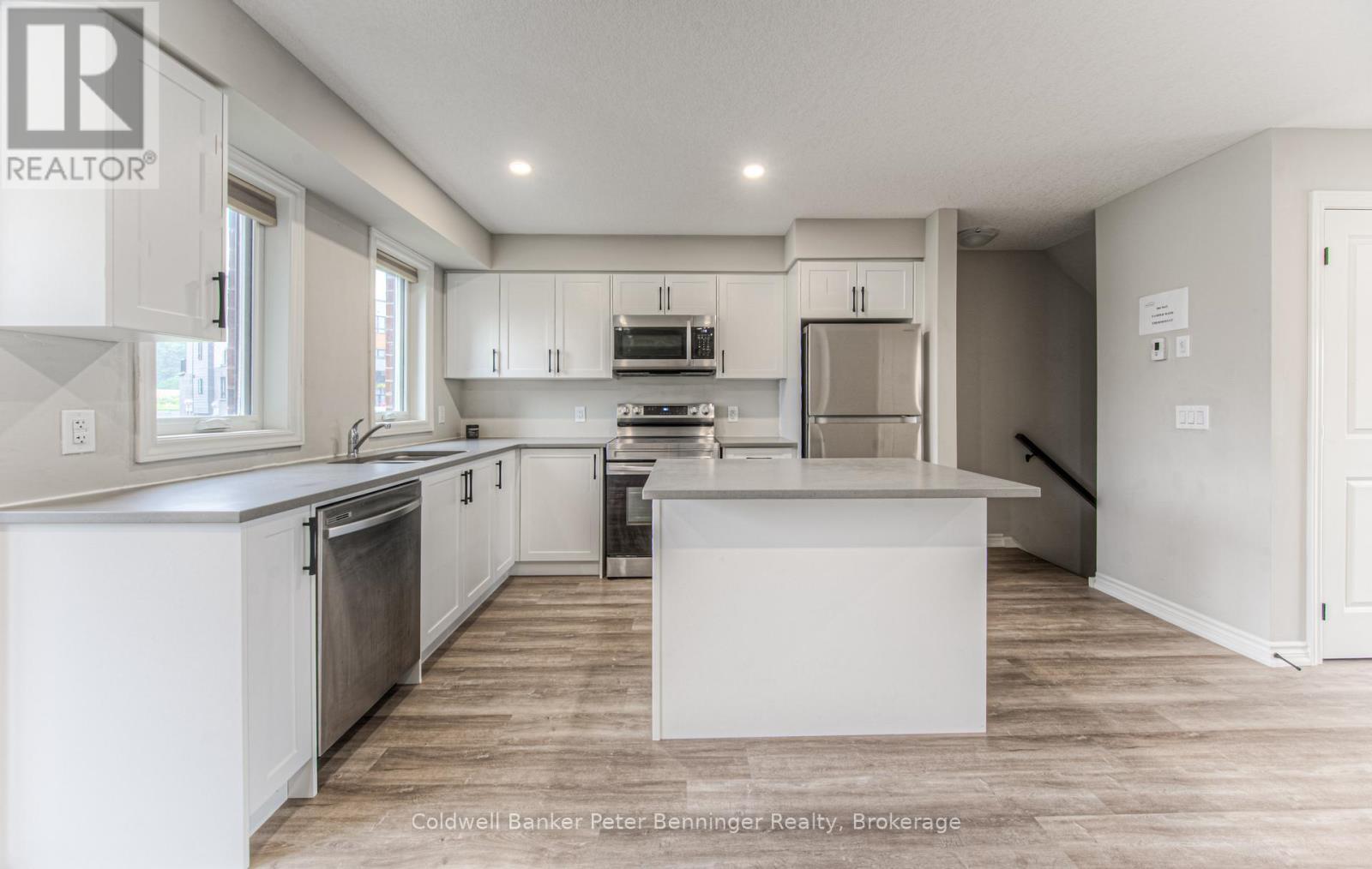 253 Chapel Hill Drive, Kitchener, Ontario N2R 0S4 - Photo 12 - X12550058