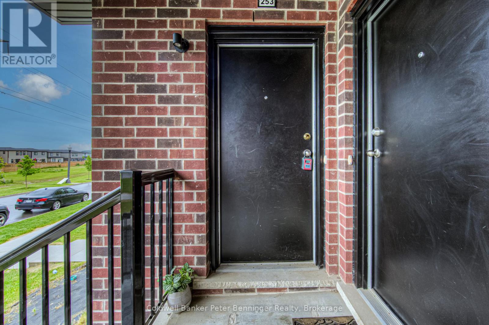 253 Chapel Hill Drive, Kitchener, Ontario N2R 0S4 - Photo 4 - X12550058