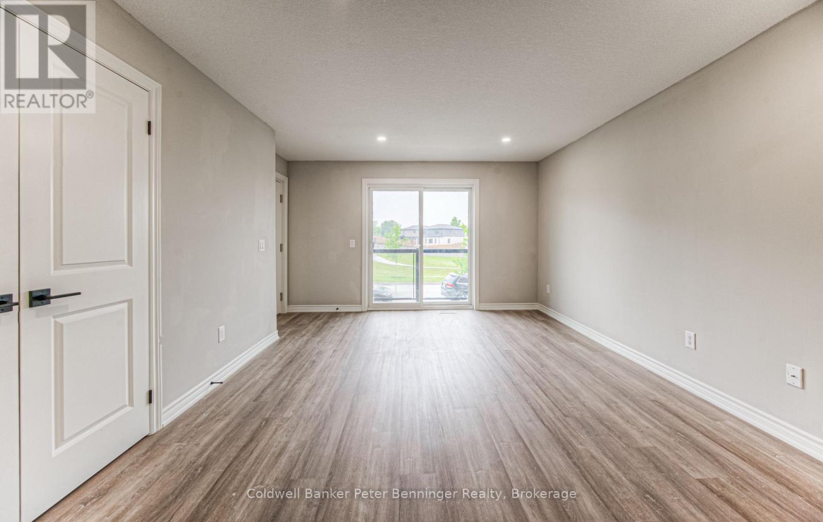 253 Chapel Hill Drive, Kitchener, Ontario N2R 0S4 - Photo 6 - X12550058