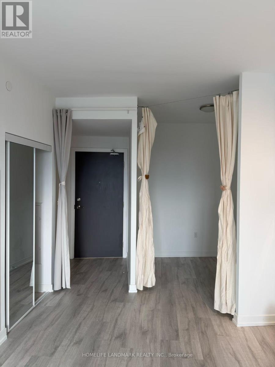 7 Golden Lion Heights, Toronto, Ontario  M2M 3T9 - Photo 3 - C12550078