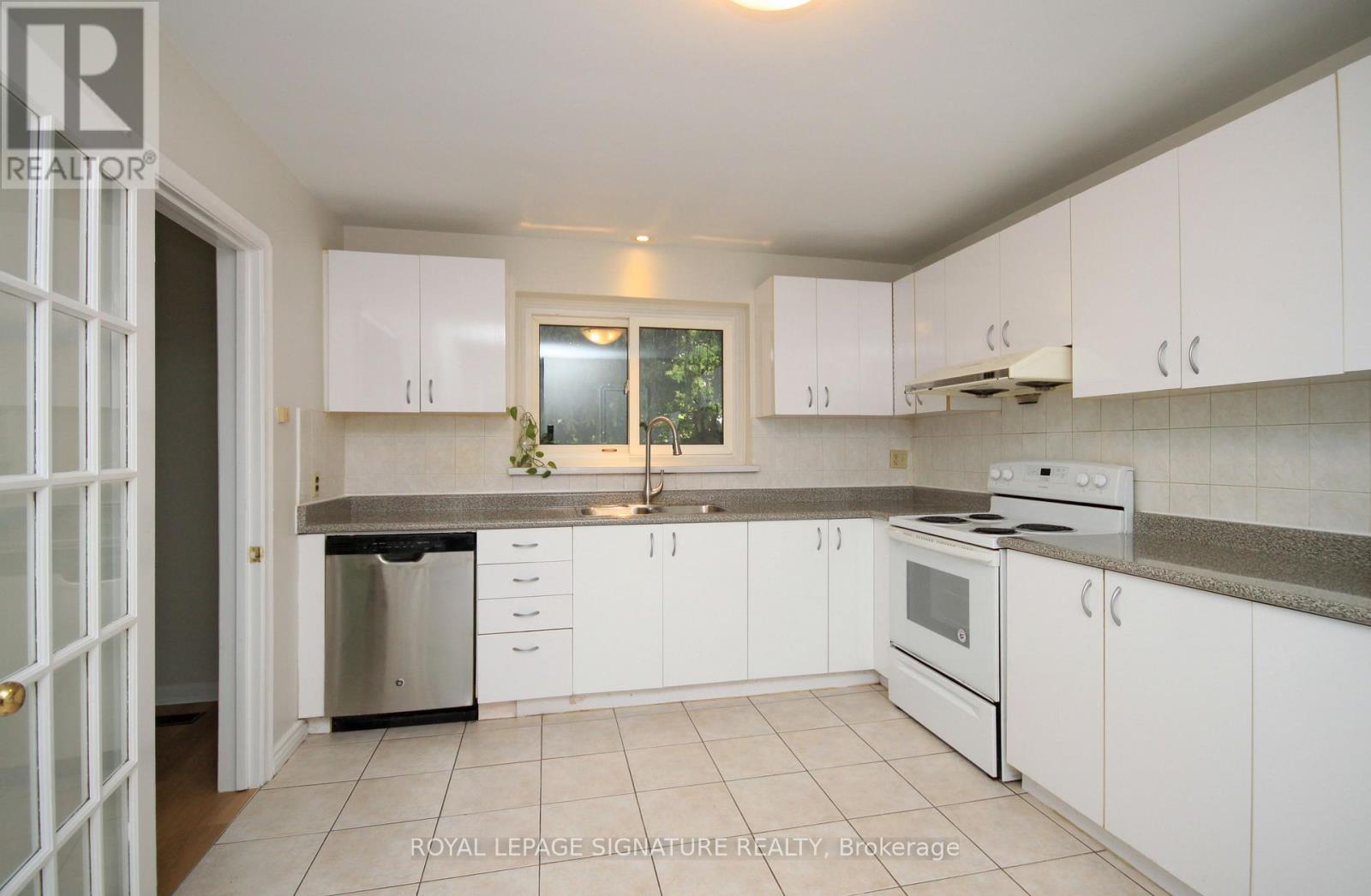 8 Birchbank Lane, Toronto, Ontario  M3B 2Y3 - Photo 2 - C12550090