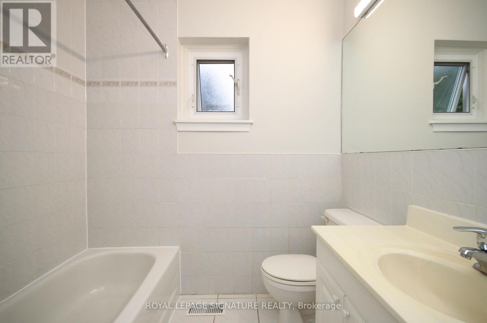 8 Birchbank Lane, Toronto, Ontario  M3B 2Y3 - Photo 9 - C12550090